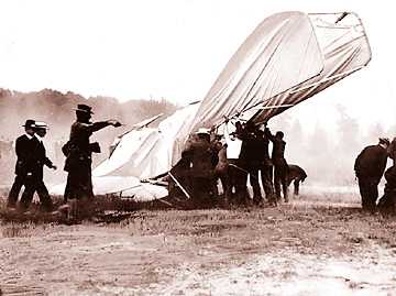 Rescuers rush to the aid of Wright and Selfdrige after the plane nosedived to earth. Selfdrige died of a skull fracture later that day. 